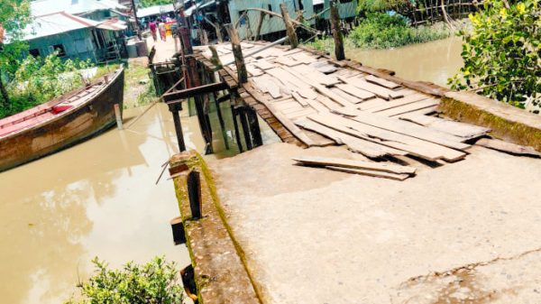 রাঙ্গাবালীতে বেহাল দশা সেতুর ভোগান্তিতে এলাকাবাসী