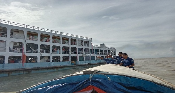 মাঝ নদীতে বিকল যাত্রীবাহী লঞ্চ