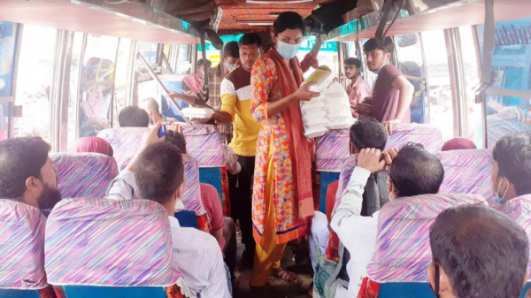 বরিশালে শ্রমিকদের পাশে মনীষা