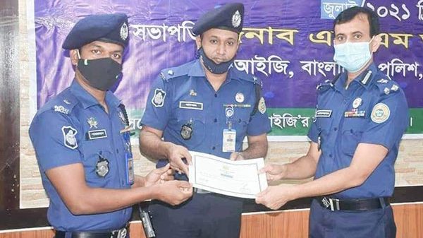 বরিশাল রেঞ্জের ৫ পুলিশ কর্মকর্তাকে সন্মাননা