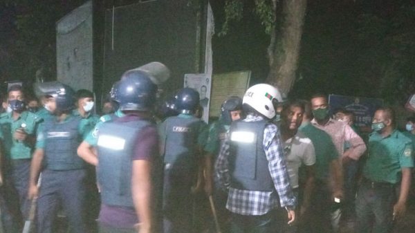 বরিশালে ব্যানার খোলা নিয়ে সংঘর্ষ গুলিবিদ্ধ অর্ধশতাধিক