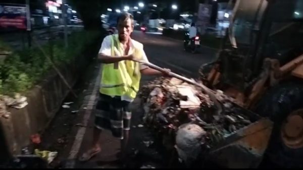 বরিশালে মেয়রের আশ্বাসে কাজে ফিরলেন পরিচ্ছন্নতাকর্মীরা