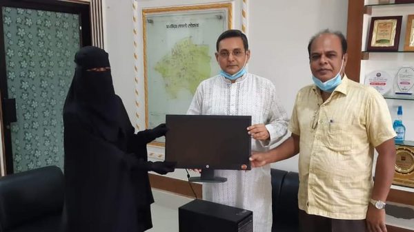 মেধাবী শিক্ষার্থীকে কম্পিউটার দিলেন বেতাগী পৌর মেয়র