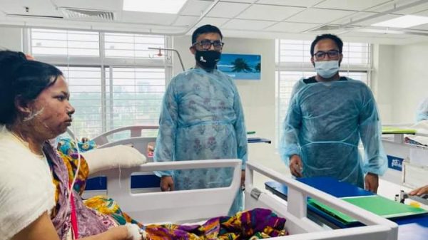 লালমোহনে পেট্রোলে অগ্নিদগ্ধদের এমপি শাওনের সর্বোচ্চ সহযোগিতার প্রতিশ্রুতি