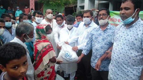 বাবুগঞ্জে সাত শত পরিবারের মাঝে খাদ্য সহায়তা প্রদান 