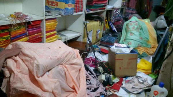 বরিশাল নগরের একটি পোষাকের দোকানে চুরি