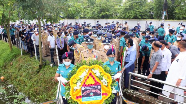 জাতির পিতা বঙ্গবন্ধু শেখ মুজিবুর রহমানের প্রতিকৃতিতে পুষ্পস্তবক অর্পণ। 