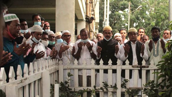সাহান আরা আবদুল্লাহ’ কবর জিয়ারত করেছেন বাবুগঞ্জ আ’লীগের নেতৃবৃন্দ
