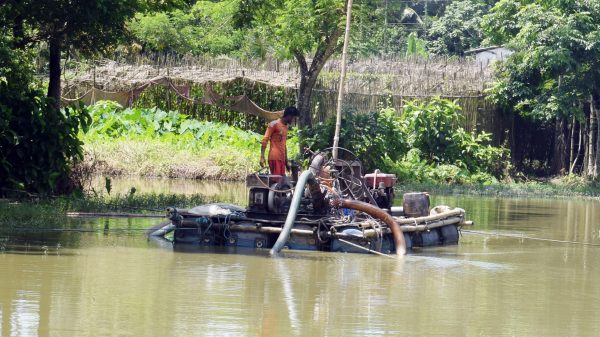গৌরনদীতে অবৈধ ভাবে বালু উত্তোলণ