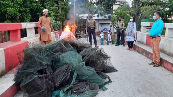 আগৈলঝাড়ায় অবৈধ চায়না জাল জব্দ