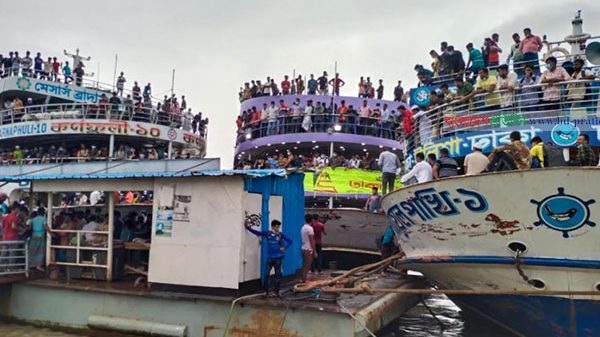 লঞ্চে দাঁড়ানোর জায়গা নেই