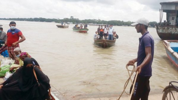 বরিশালে খেয়াঘাটে অতিরিক্ত ভাড়া আদায়
