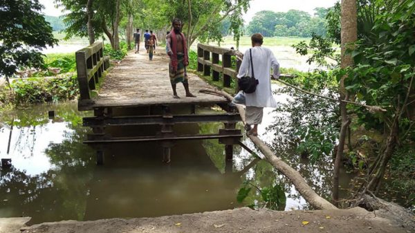 বাউফলে সাঁকো দিয়ে সেতুর সংযোগ