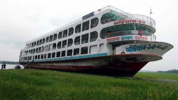 যাত্রীবাহী লঞ্চ উঠে গেল চরে!