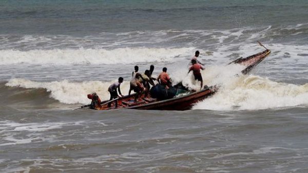 গভীর রাতে বঙ্গোপসাগরে ১৫ জেলেসহ ট্রলারডুবি