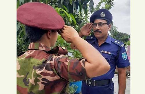 ভাইরাল স্যালুট বিনিময়ের ছবি