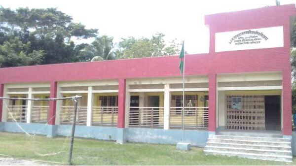 উজিরপুরে দূর্নীতিতে ঘেরা বিদ্যালয়