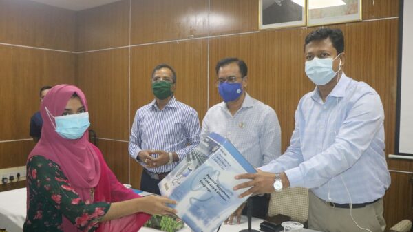 বরিশালে জেলা প্রশাসকের উদ্যোগে স্বেচ্ছাসেবী সংগঠনের মাঝে হ্যান্ড মাইক বিতরণ