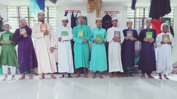 বরিশালে প্রধানমন্ত্রীর জন্মদিনে এতিমদের ৭৫ জেল কোরআন শরীফ উপহার