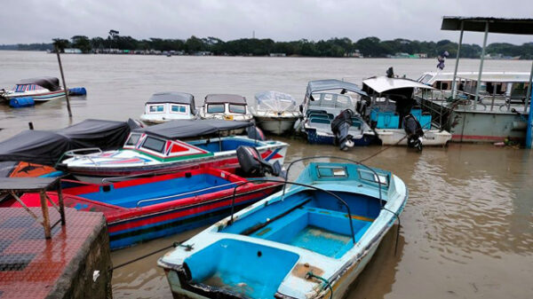 বরিশালে ৫ অবৈধ নৌযানকে জরিমানা