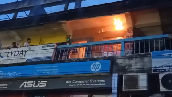 বরিশাল নগরীর কাকলির মোড়ে অগ্নিকাণ্ড