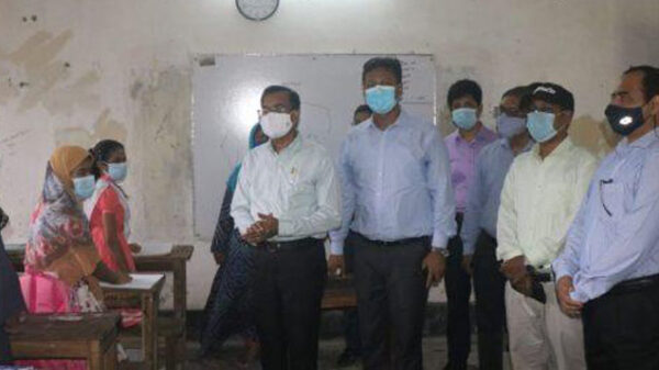 বরিশালে শিক্ষা প্রতিষ্ঠান পরিদর্শনে বিভাগীয় কমিশনার ও জেলা প্রশাসক