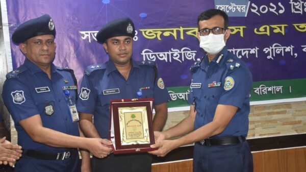 বাবুগঞ্জ থানার এস আই  আওলাদ জেলার শ্রেষ্ঠ অফিসার হিসেবে নির্বাচিত
