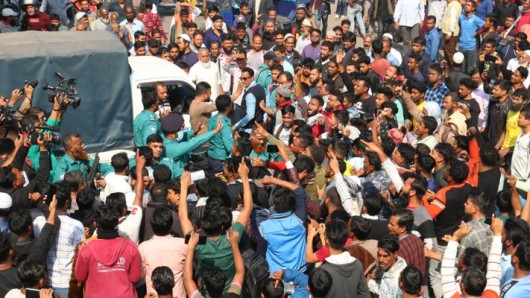 বরিশালে ১০ টাকা নিয়ে বিক্ষোভ, ভাংচুর, থানা ঘেরাও