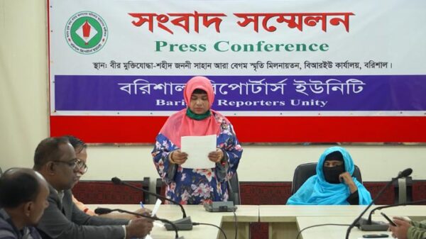 বরিশালে ওঝার ঝাড়ফুঁকের বিরুদ্ধে সংবাদ সম্মেলন করেছেন এক নারী